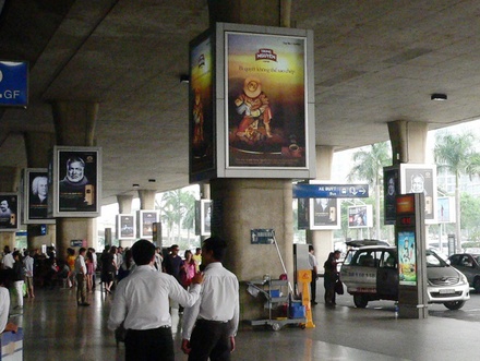 タンソンニャット国際空港（ホーチミン）の車寄せ（柱に掲げてあるすべてが「Trung Nguyen」の広告／2014年1月撮影）