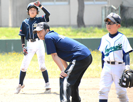 野球少年の息子を審判として支援するお父さん。土日に休みをいただく分、平日の仕事は効率よくこなすそう。