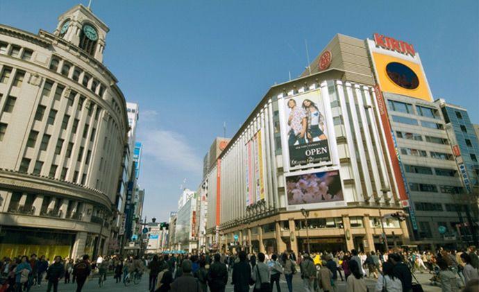 作品中、東西新聞社がある町。第１巻の冒頭に駅名が出てくる