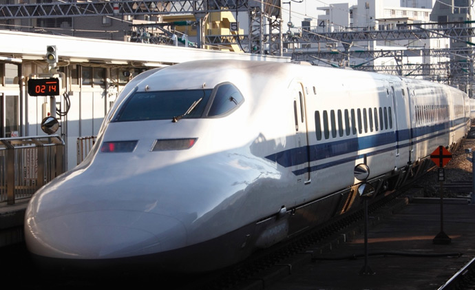 新大阪駅に停車中の新幹線。本書を読めば分かるが、新幹線はリクルートビルの立地に大きく関係した