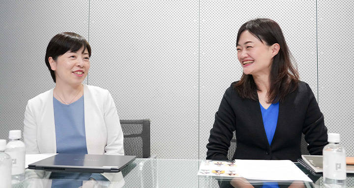 土本晃世氏（左）と宮本衣里氏（右）の写真