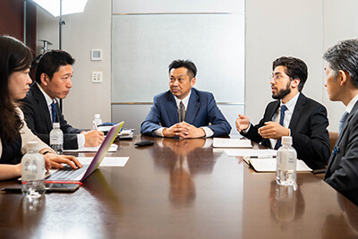 お二人に話を聞くSDGsデザインセンターの成田（左）と松崎（左から2人目）