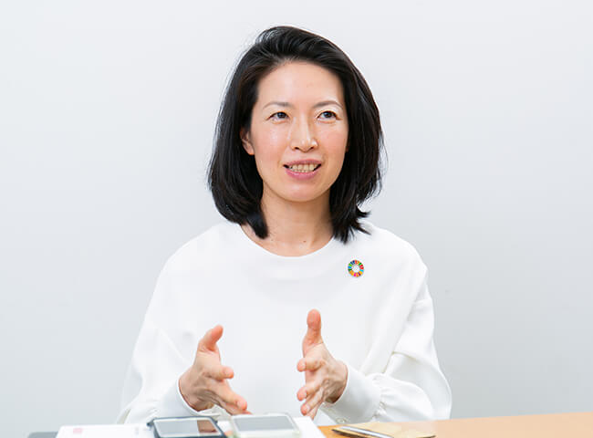 草野 結子氏