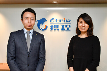 蘇代表（左）と筆者（右）CTRIP JAPANのオフィスにて