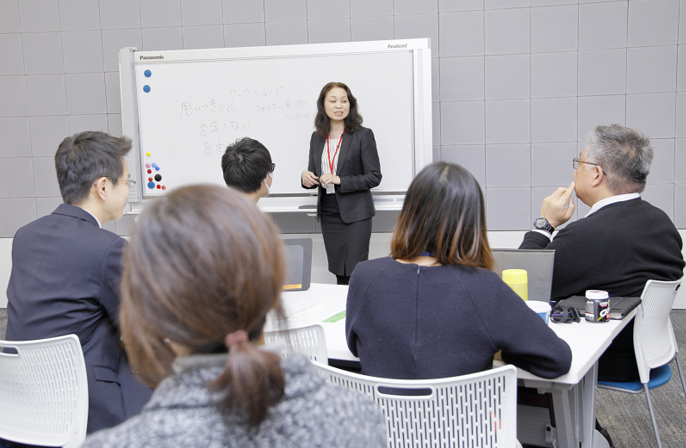 「周年史編集会議ワークショップ」の様子。様々な部署の社員がチームとなり、熱い議論を交わす場となりました