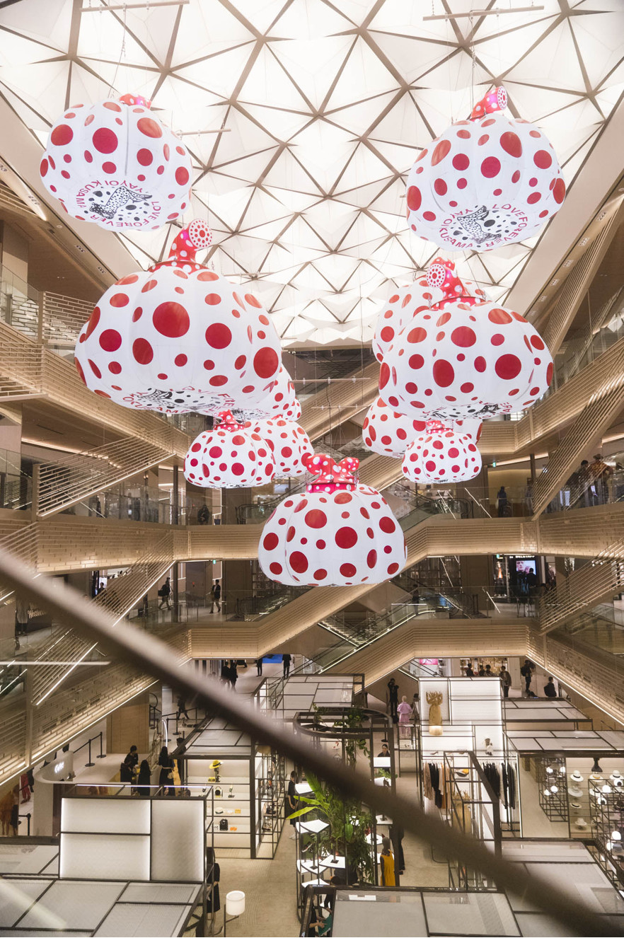 オープン当初のGINZA SIXのインテリア。エスカレーターに囲まれた吹き抜けには草間彌生氏の作品が展示された。