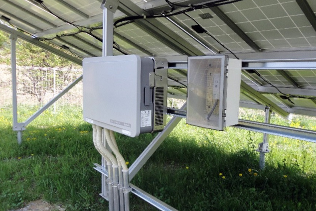 登米市の事業低圧太陽光では、災害時に開放する非常用電源コンセントのボックスを併設した